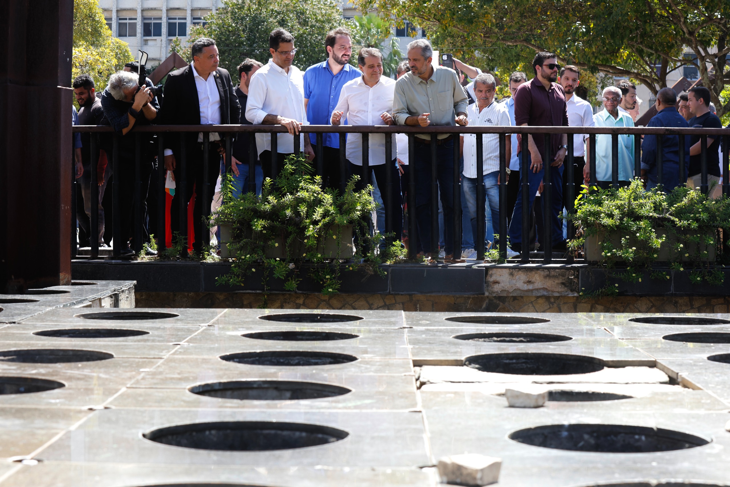 grupo de pessoas em uma imagem aberta na praça do ferreira